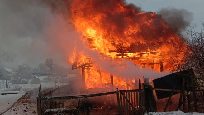 В Лужском районе загорелся одноэтажный дом