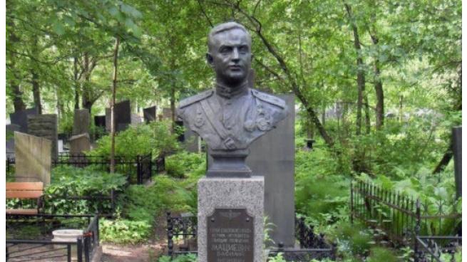 Бюст героя Советского Союза похитили с кладбища в Петербурге