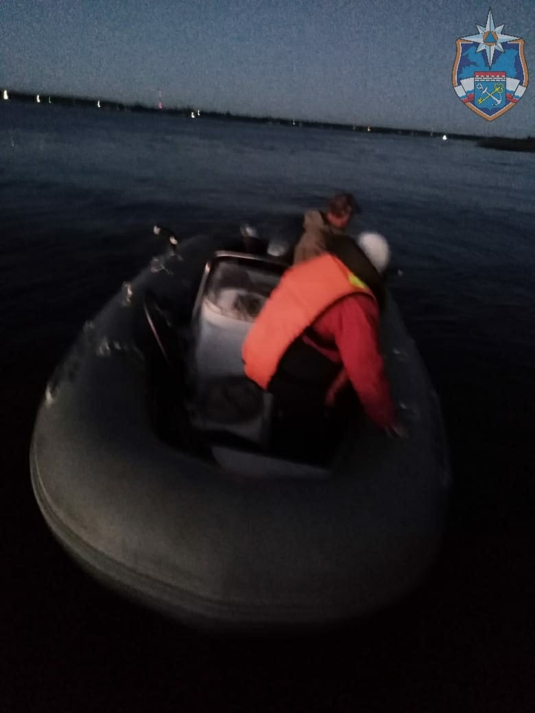 Потерпевшие северного. Лодка застряла. Катер застрявший на ВАЛЕНУ Ладожское озеро. Фото застрявшие лодки. Лодку без рыбака нашли 2 июля новая Ладога-Волхов.
