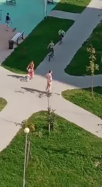 Ходят голые по улице. Обширная коллекция порно видео на riosalon.ru