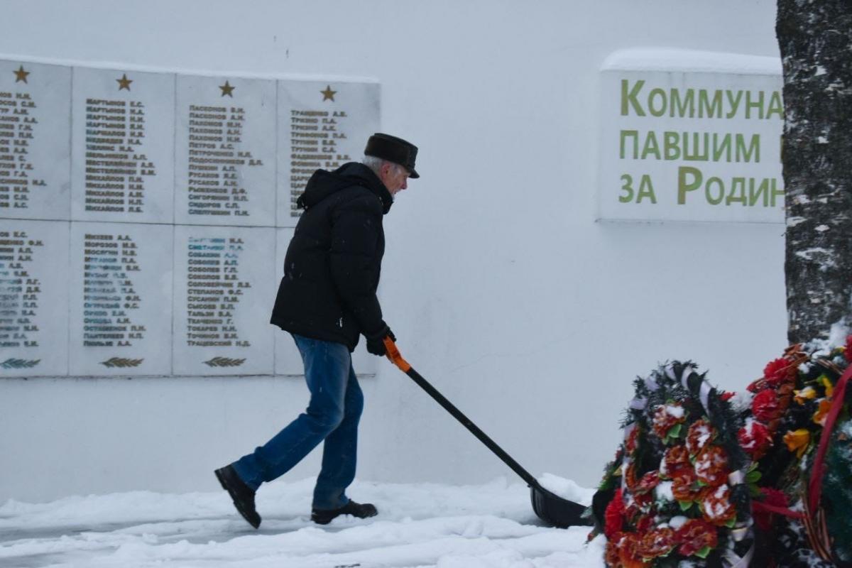 Погода в коммунаре гатчинского 14. Ельцин убирает снег. Помощь ветерану разгрести снег. Собянин убирает снег.
