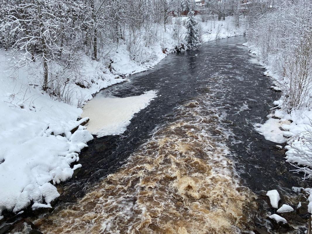 Река грузинка Ленинградская область. Плотина на реке грузинка. Река дамба Черёмушки Удмуртия. Замёрзшая река с плотиной.