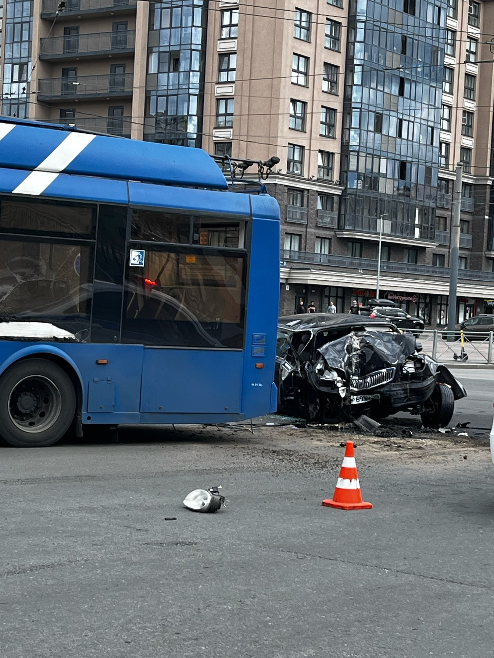 Трое пассажиров троллейбуса пострадали в аварии с 