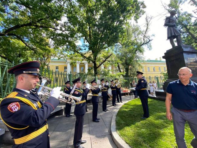 В Петербурге у Мариинской больницы открыли памятник Петру Ольденбургскому |  09.08.2023 | ЛенОбласть - БезФормата