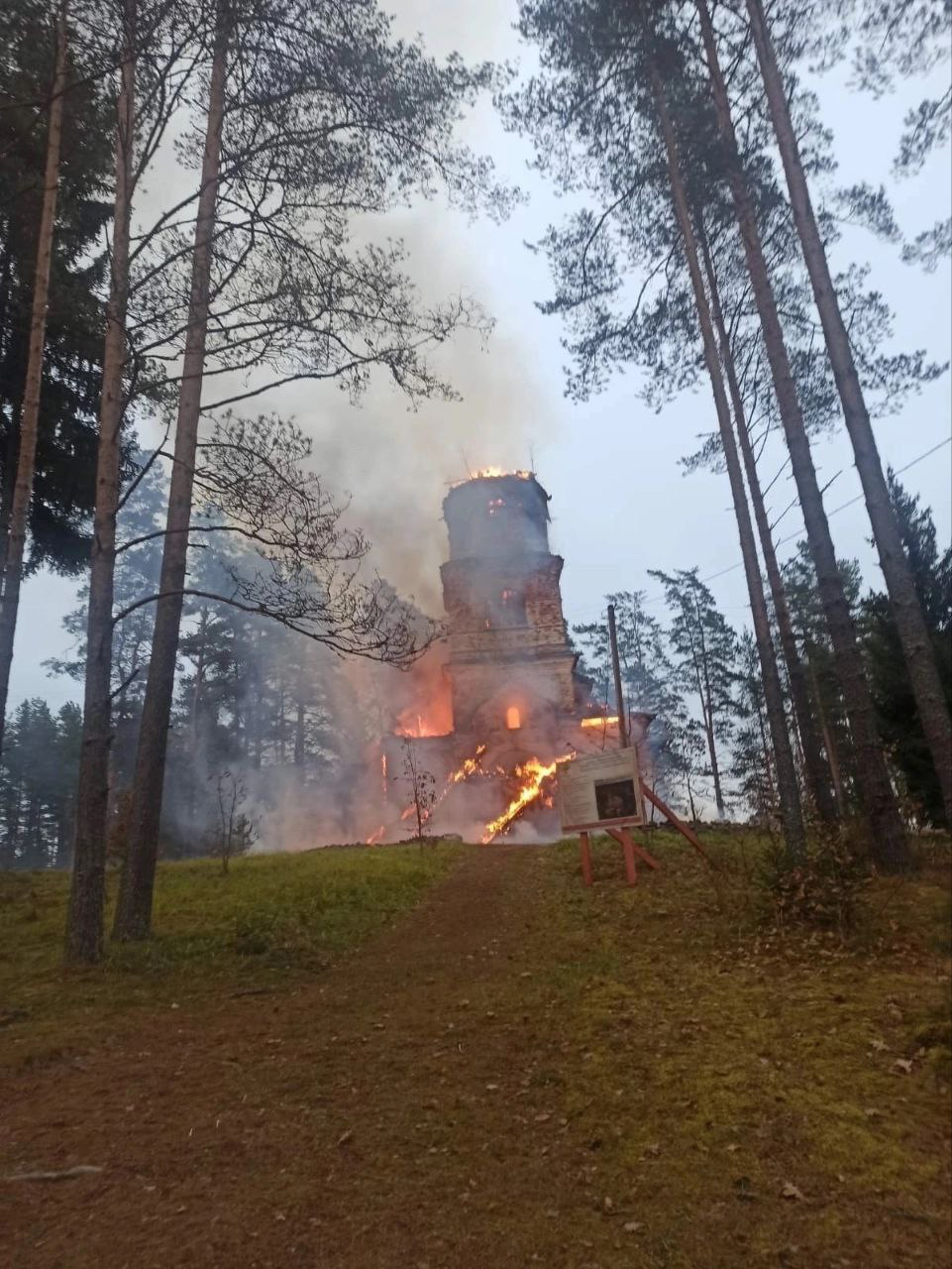 Момент обрушения купола колокольни в деревне Хотнежа попал на видео