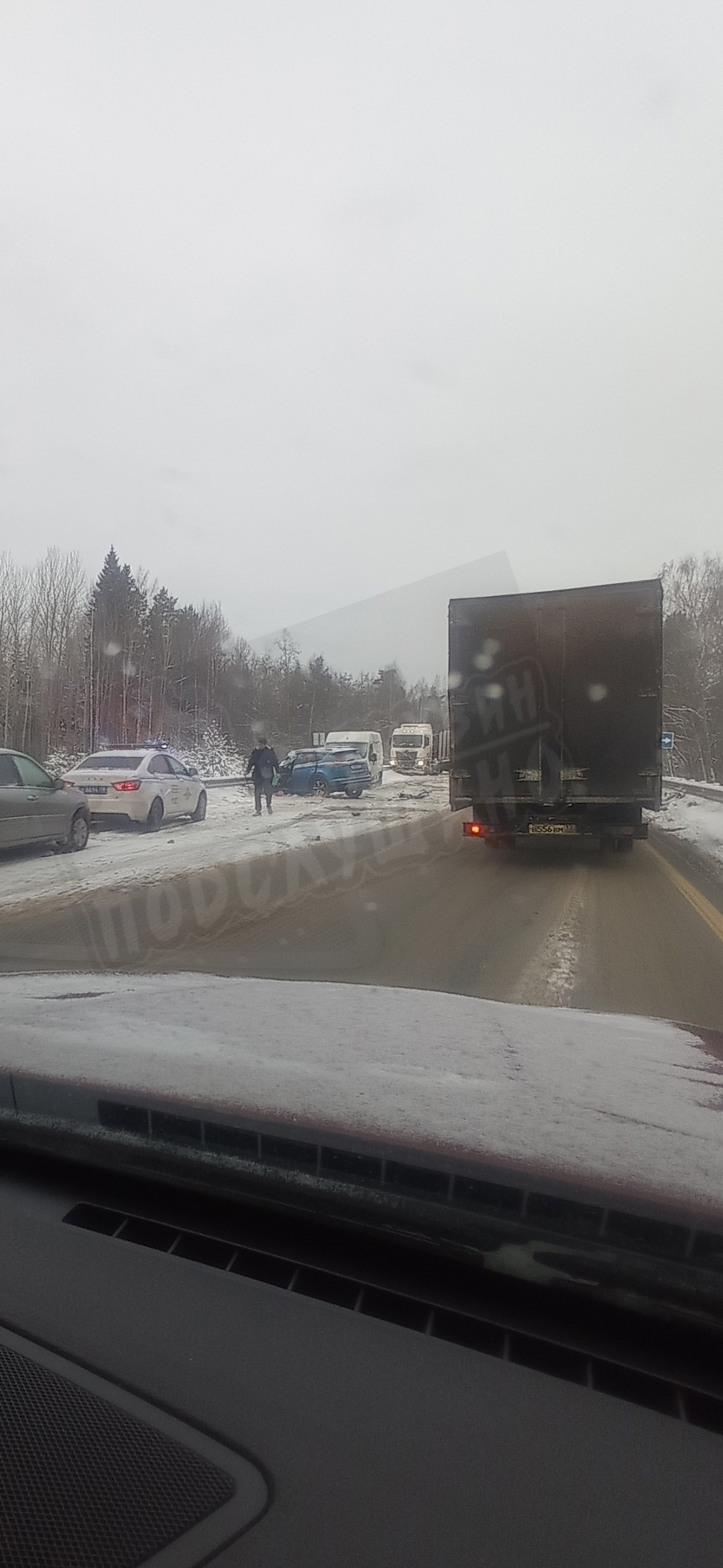 В деревне Бесовка столкнулись две легковушки и грузовик