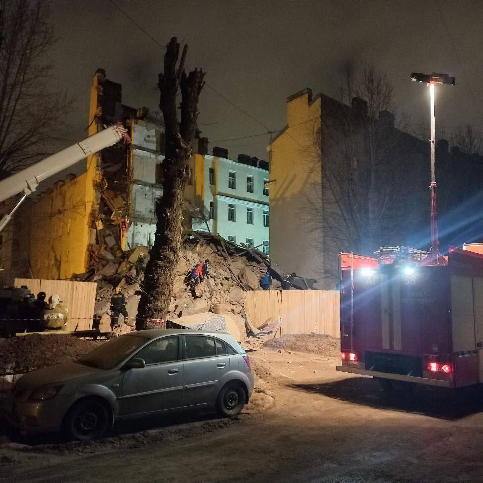 На Гороховой улице в Петербурге рухнул дом: спасатели ищут людей под  завалами