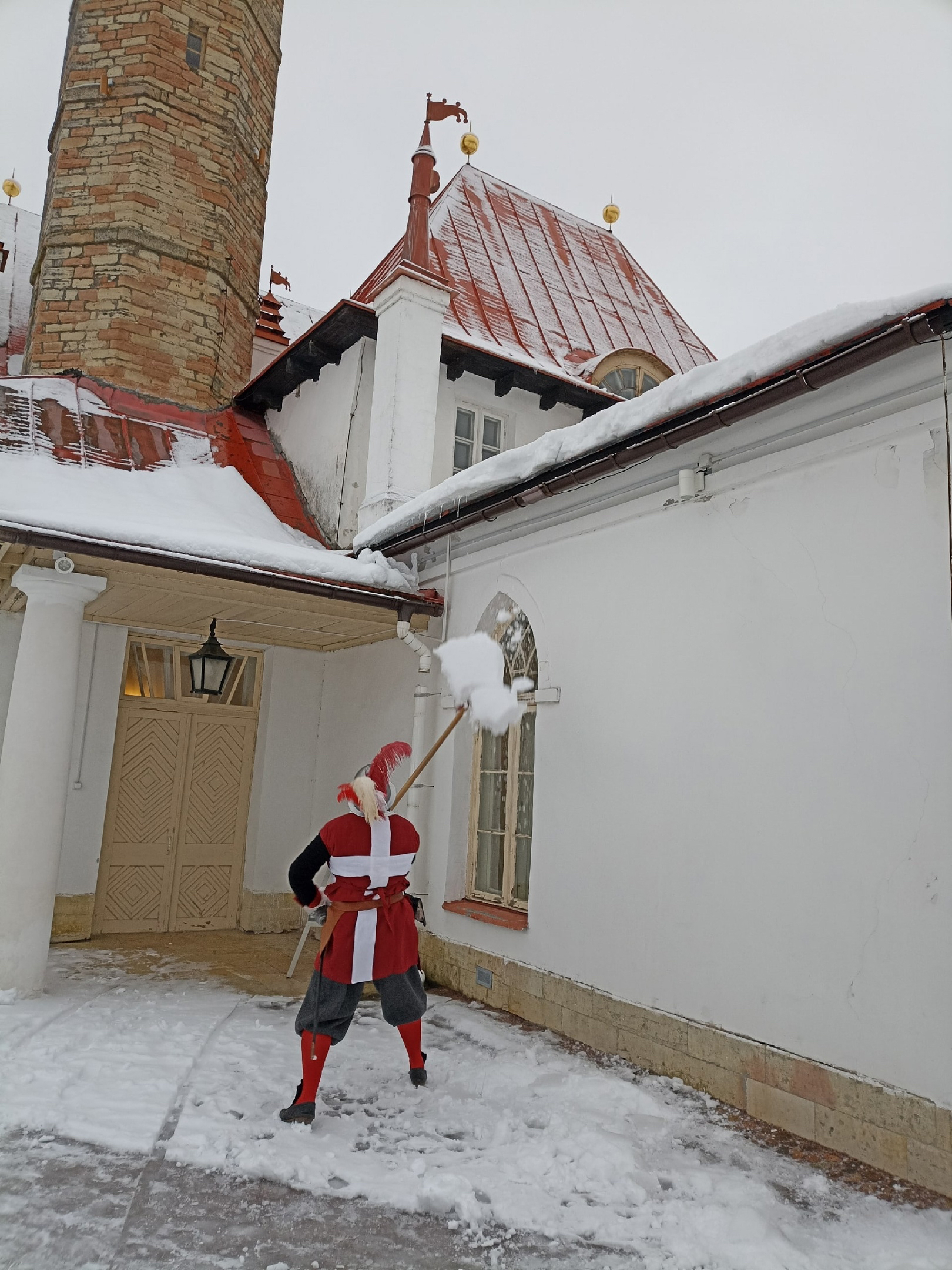 Рыцари Приората и сэр Ричард вышли на уборку снега - видео | 26.12.2023 |  ЛенОбласть - БезФормата