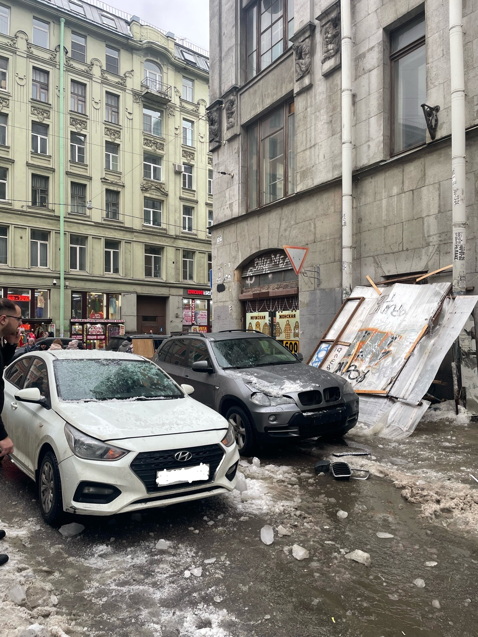 В Петербурге из-за оттепели с крыш падают лед, снег и водосточные трубы |  25.01.2024 | ЛенОбласть - БезФормата