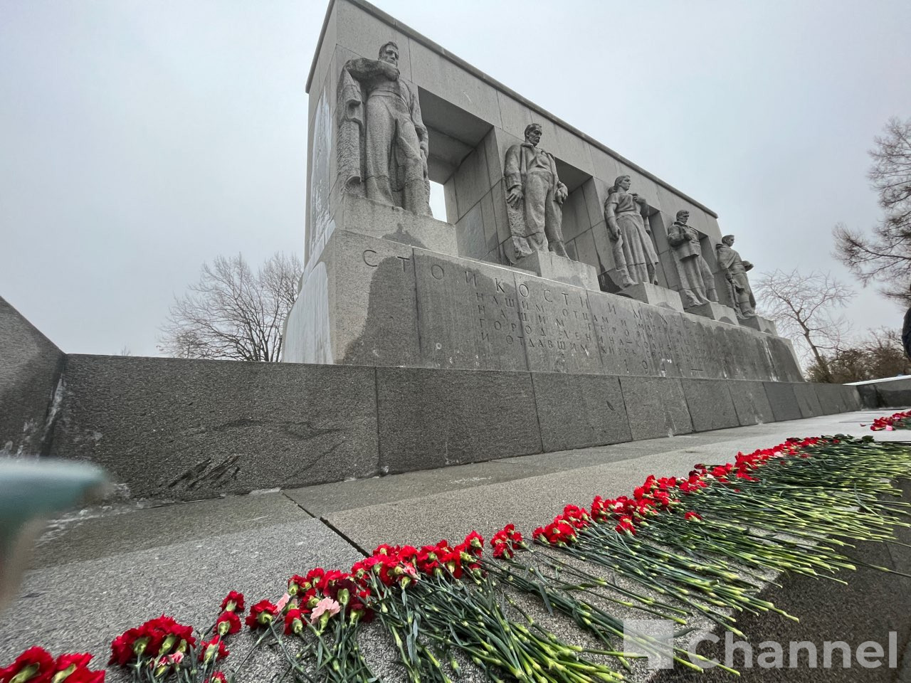 На Серафимовском кладбище возложили цветы и венки | 27.01.2024 | ЛенОбласть  - БезФормата