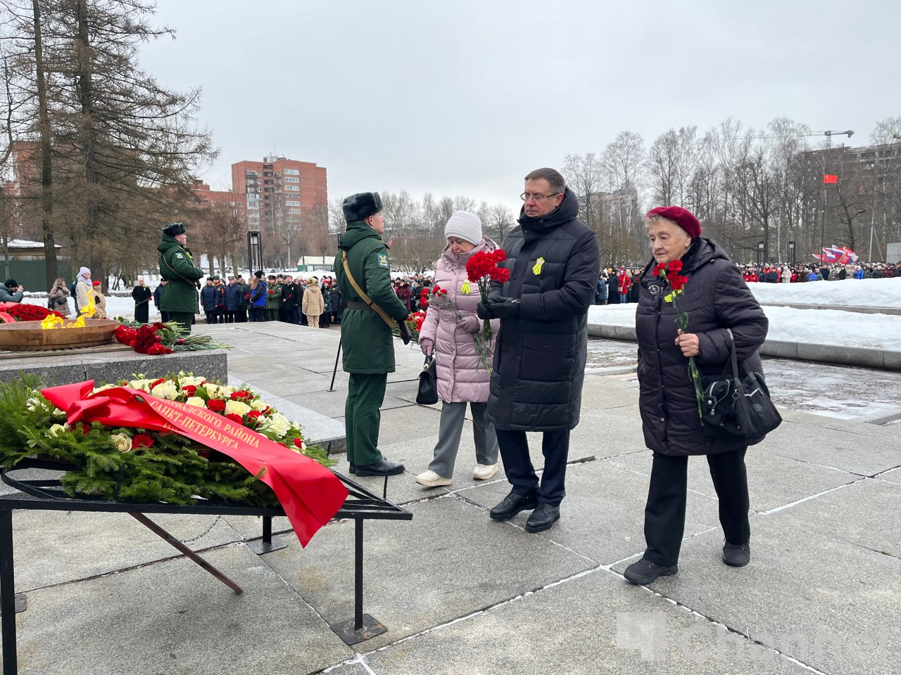 На Серафимовском кладбище возложили цветы и венки | 27.01.2024 | ЛенОбласть  - БезФормата