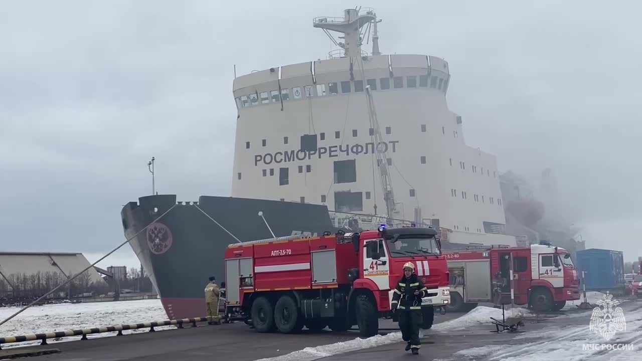 Транспортная прокуратура выяснит причины пожара на ледоколе 