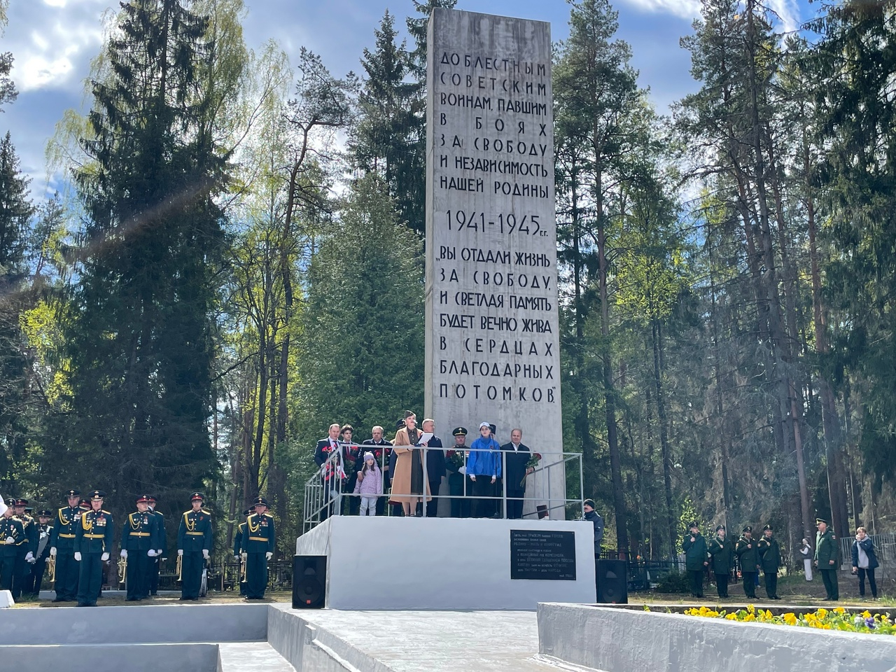 В Луге возложили цветы и венки к мемориалу 