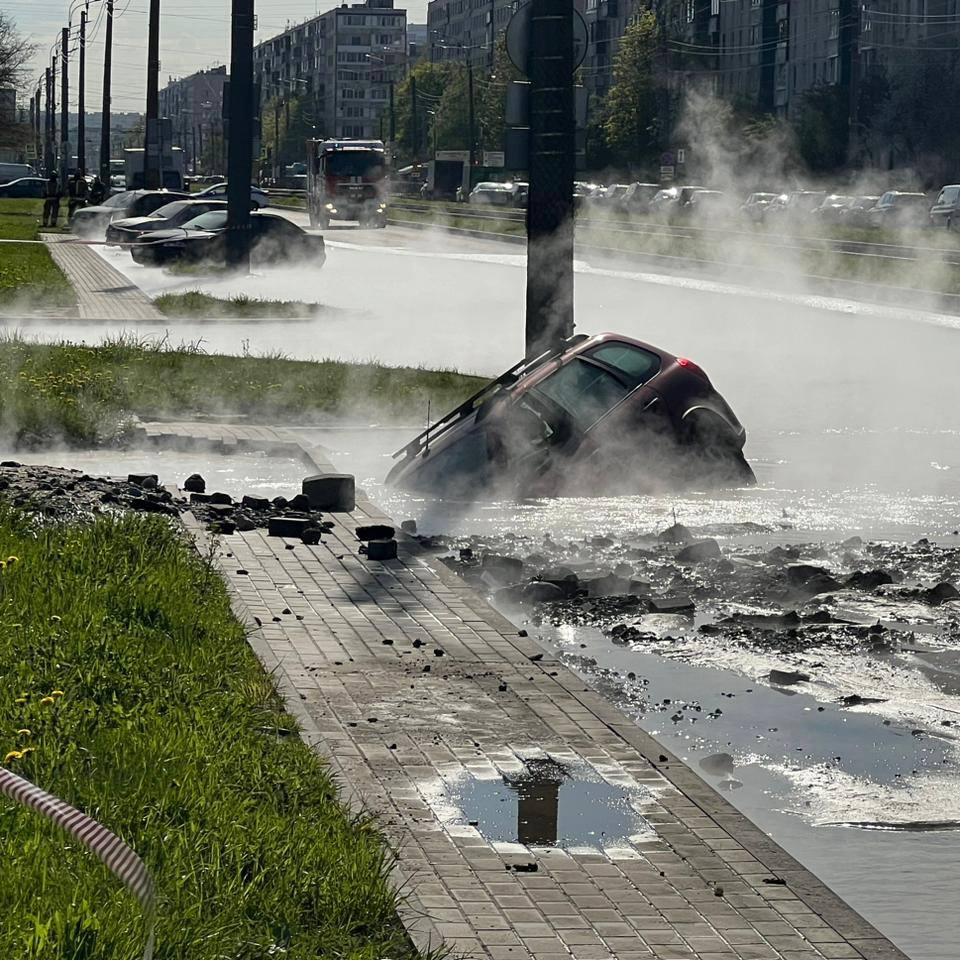 В Петербурге машина провалилась в яму с кипятком из-за прорыва трубы |  15.05.2024 | ЛенОбласть - БезФормата