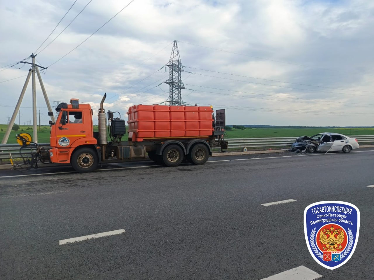 На трассе «Нарва» легковушка врезалась в автомобиль дорожной службы |  04.06.2024 | ЛенОбласть - БезФормата