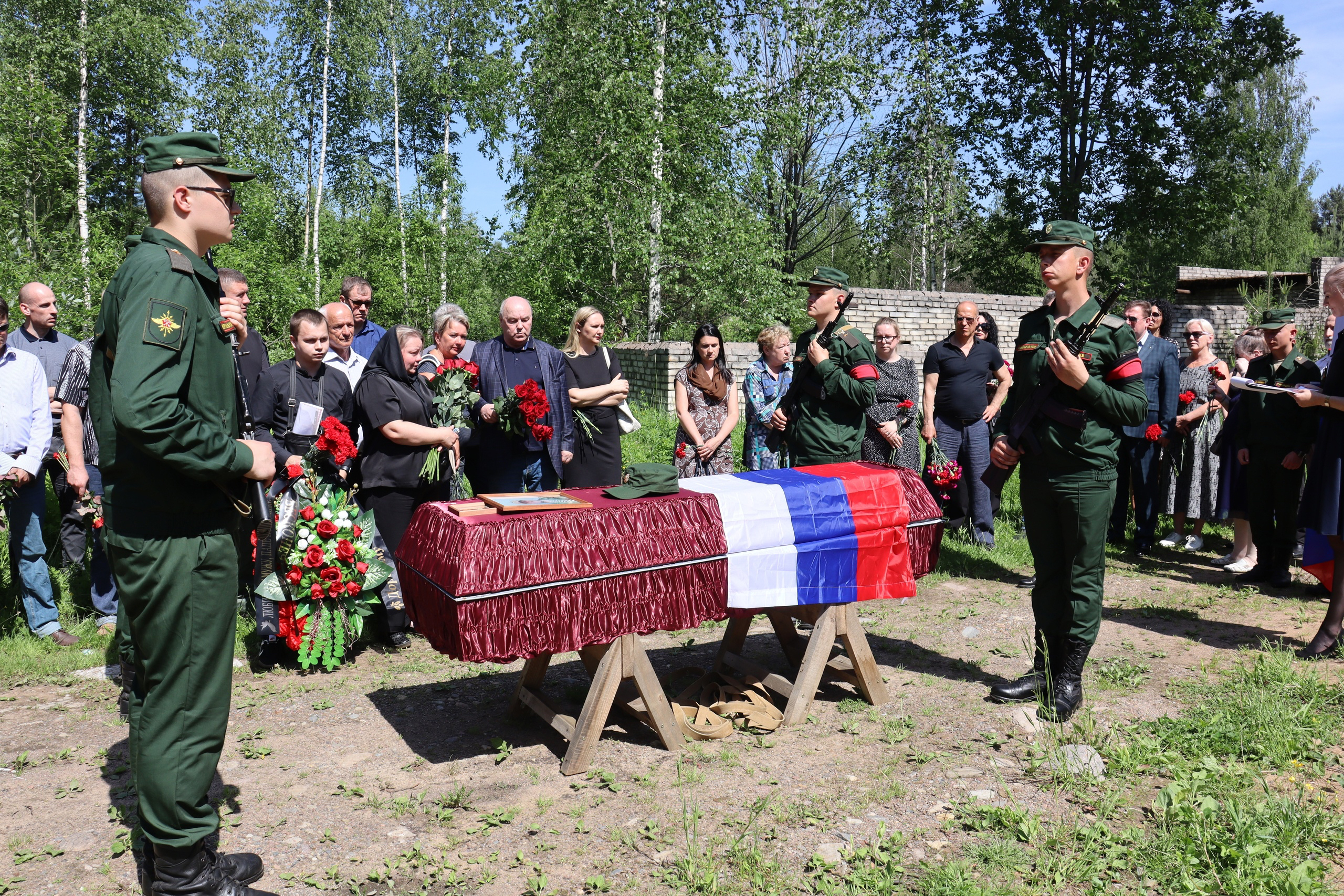 В поселке Мга простились с погибшим в зоне СВО Василием Дашенком