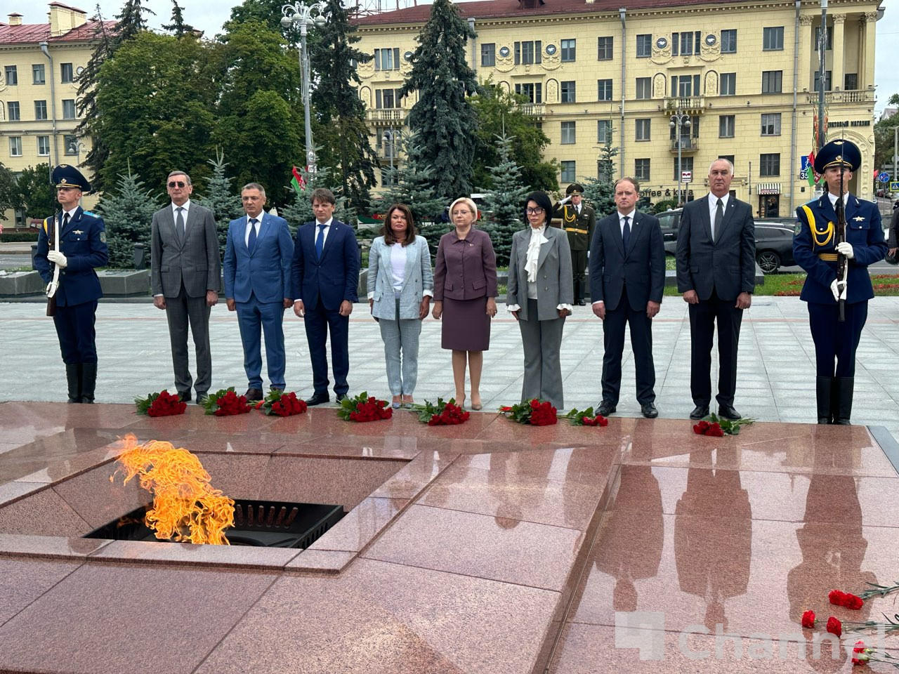 Делегация от Ленобласти возложила цветы к Вечному огню у монумента Победы в  Минске