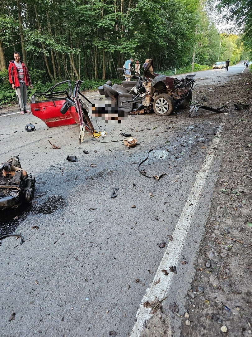 Два человека пострадали в страшной аварии в Гостилицах