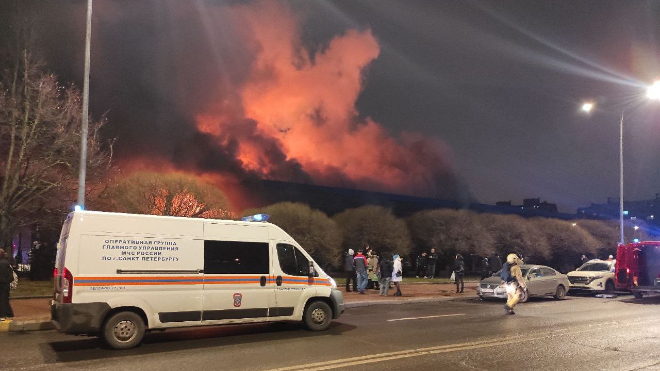 Правобережный рынок горит в Петербурге