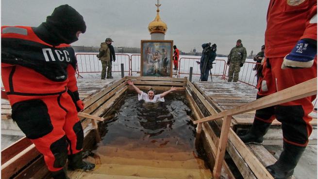 Петербуржцы опробовали иордань на Крещение у Петропавловской крепости
