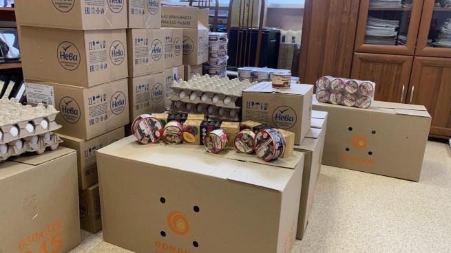 Гатчинским врачам подарили 30 коробок с продуктами