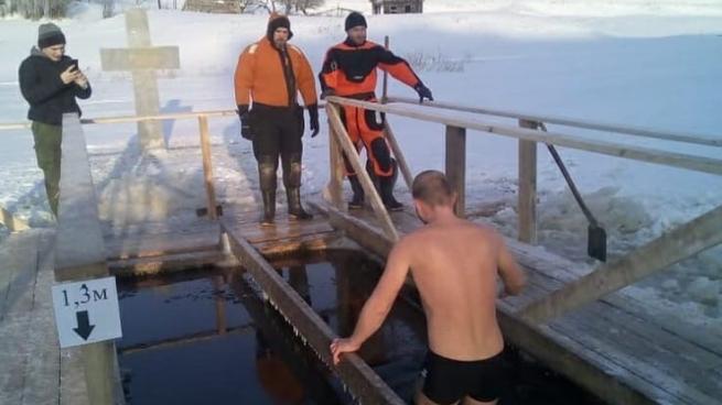 Более 300 спасателей будут следить за Крещенскими купаниями в Ленобласти