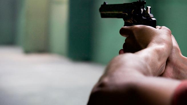 Трое мужчин устроили стрельбу возле кафе "Берлога" в Ломоносовском районе