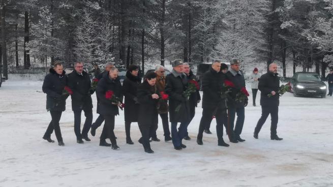 Губернатор Александр Дрозденко возложил цветы у Рубежного камня