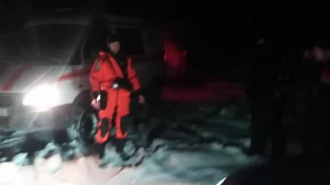 На Судохольском озере мужчины на снегоходе провалились под лед